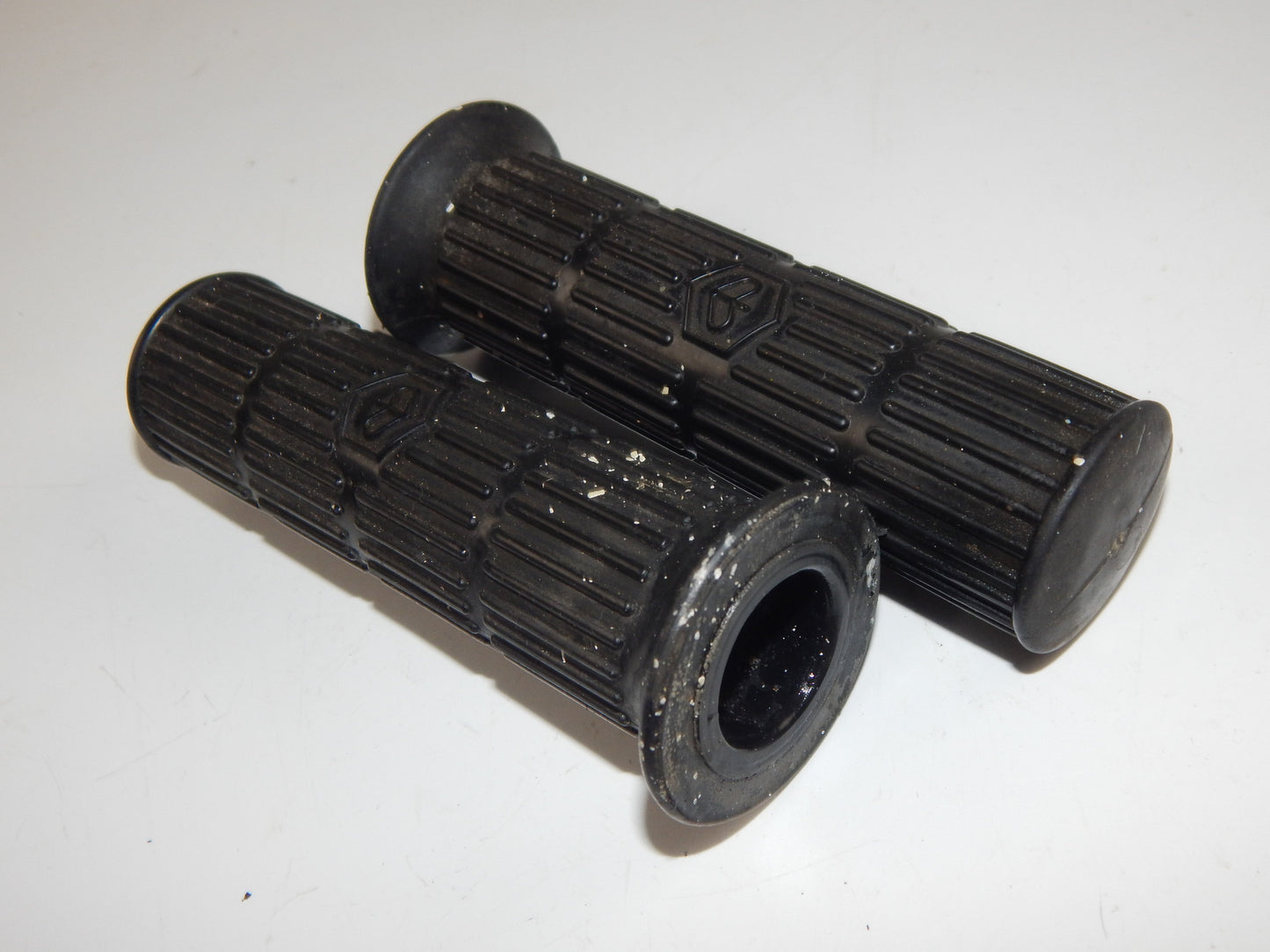 1 pr HANDLEBAR RUBBER GRIPS BLACK PIAGGIO VESPA PX PK VINTAGE ITALY - MotoRaider
