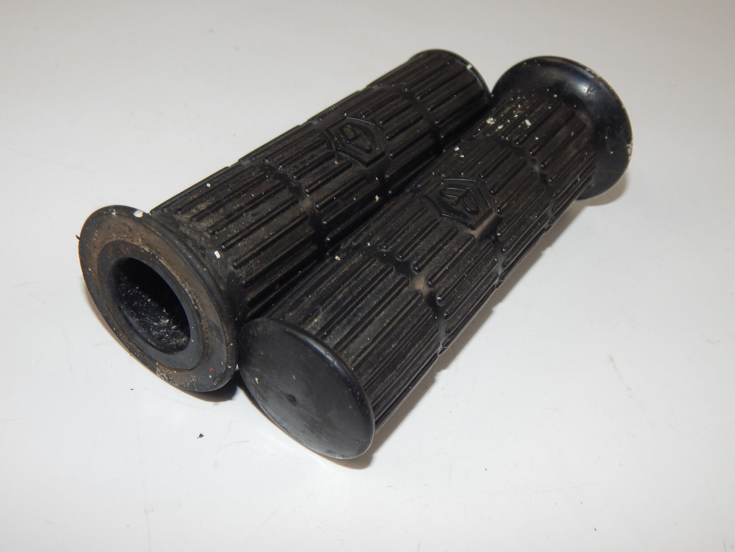 1 pr HANDLEBAR RUBBER GRIPS BLACK PIAGGIO VESPA PX PK VINTAGE ITALY - MotoRaider