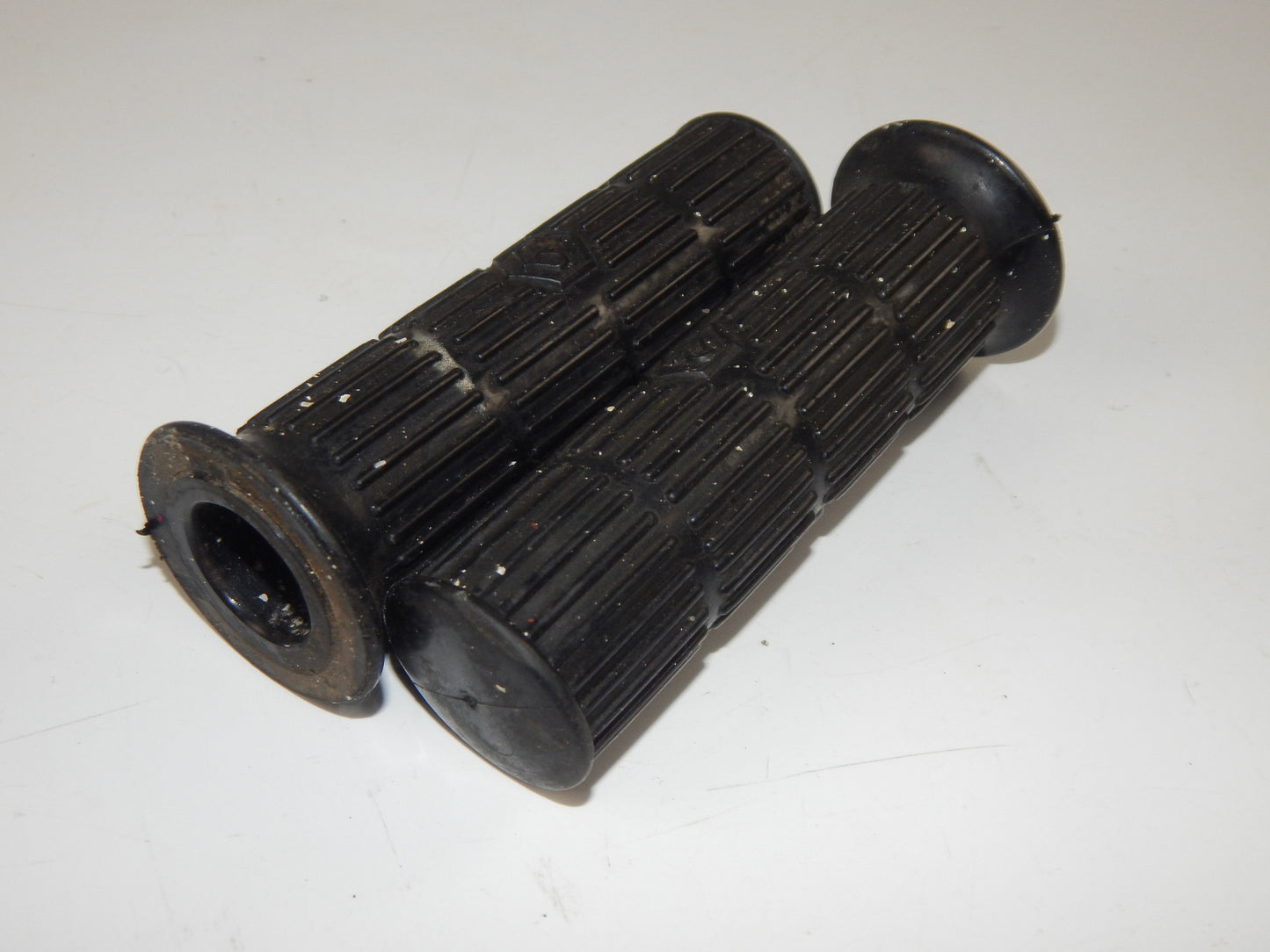1 pr HANDLEBAR RUBBER GRIPS BLACK PIAGGIO VESPA PX PK VINTAGE ITALY - MotoRaider