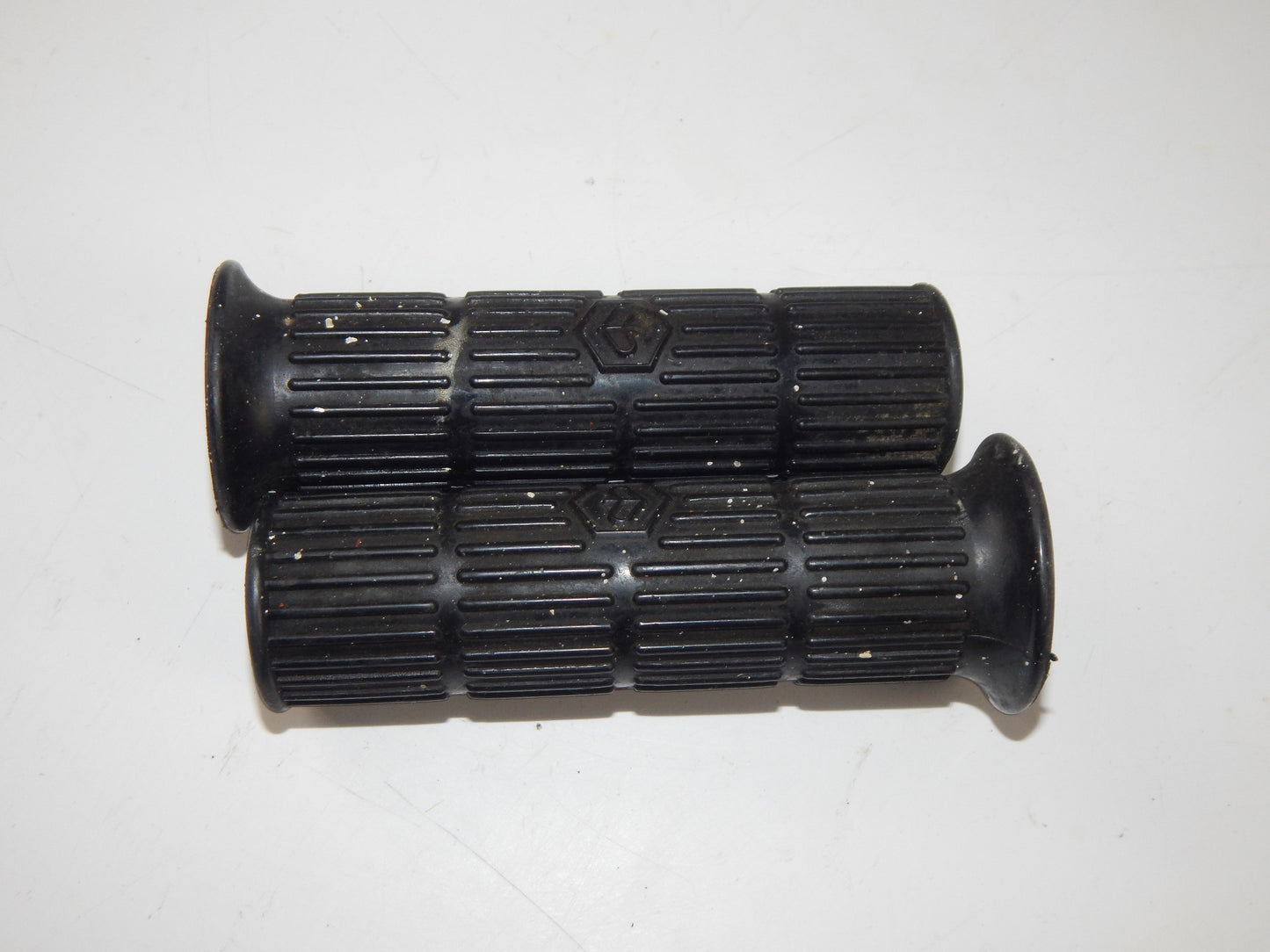 1 pr HANDLEBAR RUBBER GRIPS BLACK PIAGGIO VESPA PX PK VINTAGE ITALY - MotoRaider