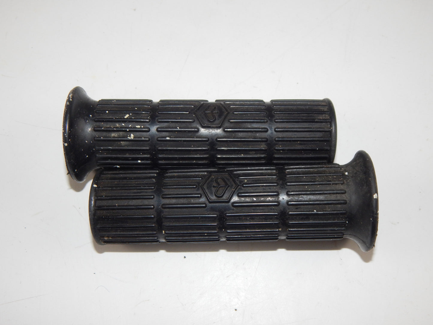 1 pr HANDLEBAR RUBBER GRIPS BLACK PIAGGIO VESPA PX PK VINTAGE ITALY - MotoRaider
