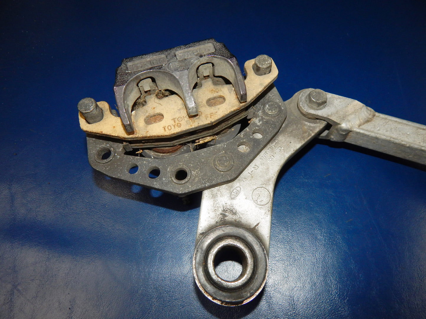 1989 KAWASAKI ZX NINJA 750 REAR WHEEL CALIPER MOUNT BRACKET TORSION BAR VINTAGE - MotoRaider