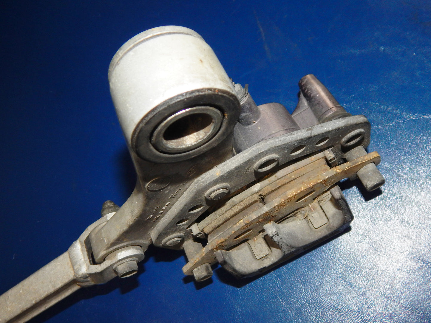 1989 KAWASAKI ZX NINJA 750 REAR WHEEL CALIPER MOUNT BRACKET TORSION BAR VINTAGE - MotoRaider