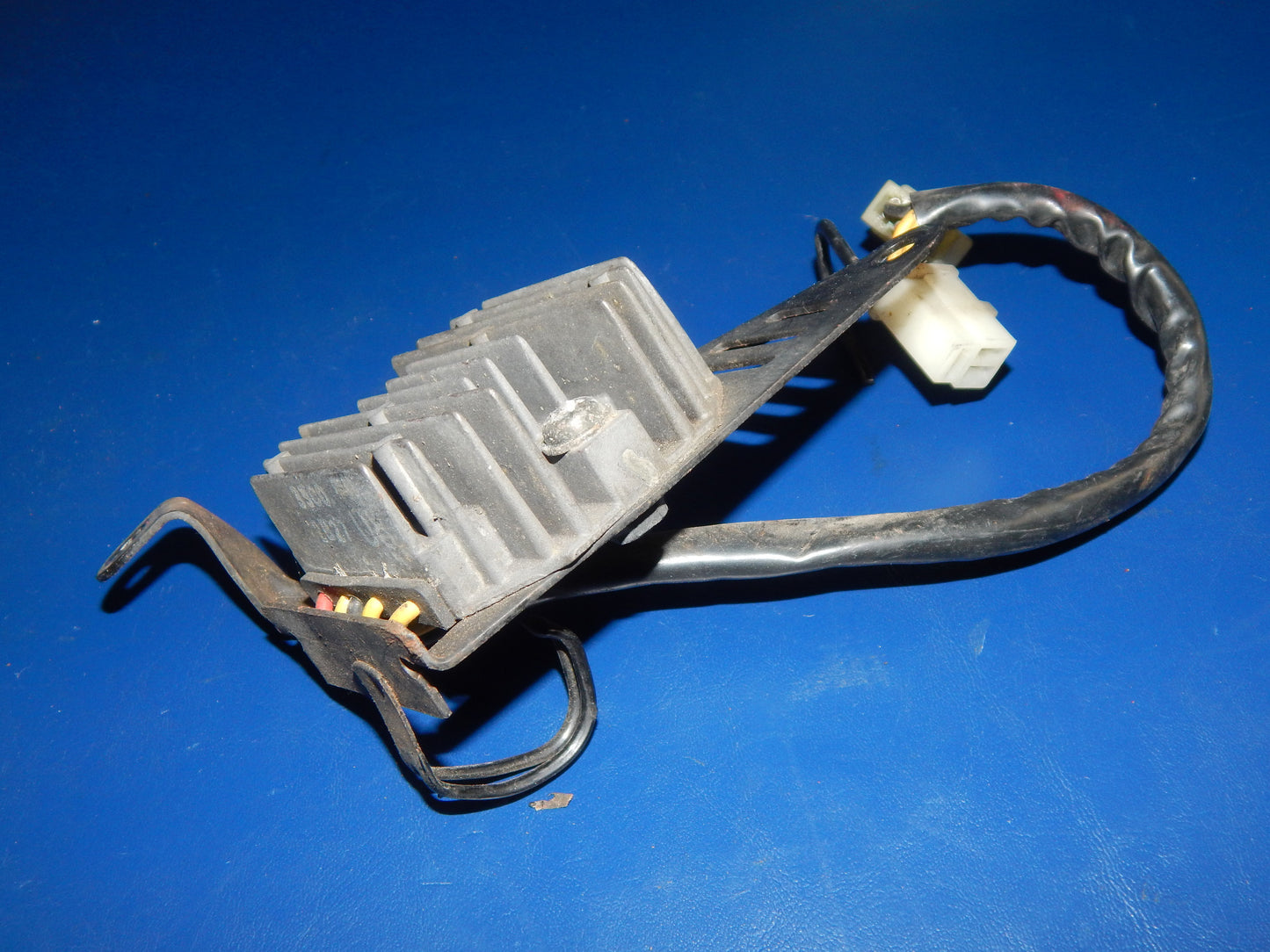 1993 SUZUKI BANDIT GSF 400 ELECTRIC SYSTEM VOLTAGE RECTIFIER+BRACKET VINTAGE - MotoRaider