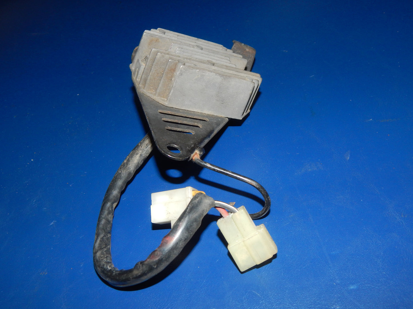 1993 SUZUKI BANDIT GSF 400 ELECTRIC SYSTEM VOLTAGE RECTIFIER+BRACKET VINTAGE - MotoRaider