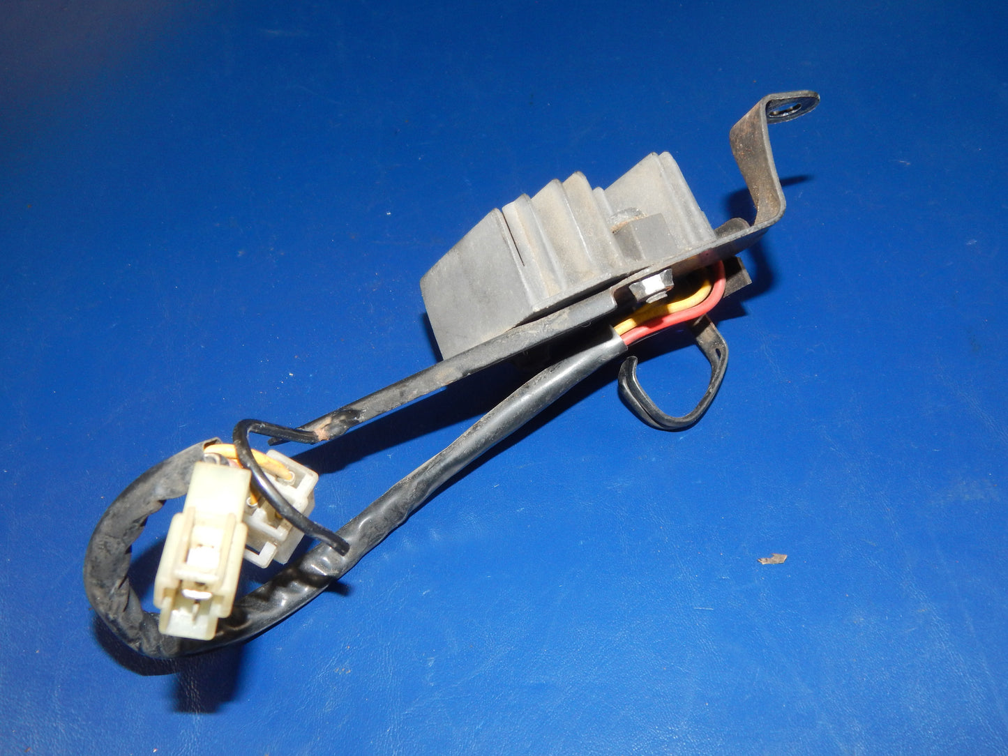 1993 SUZUKI BANDIT GSF 400 ELECTRIC SYSTEM VOLTAGE RECTIFIER+BRACKET VINTAGE - MotoRaider