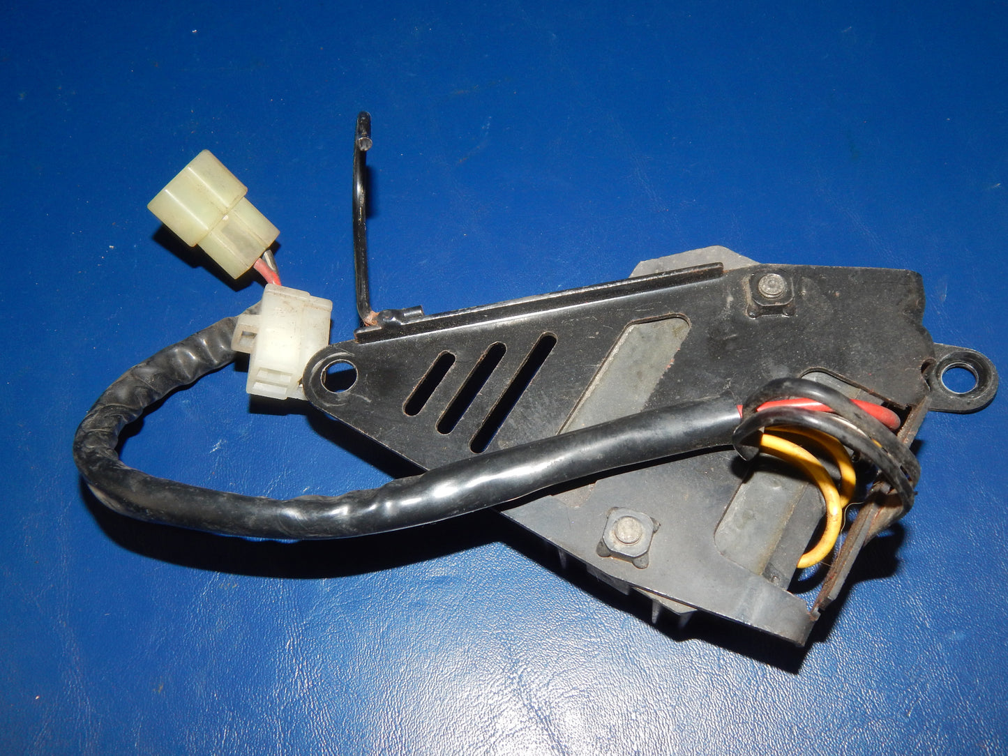 1993 SUZUKI BANDIT GSF 400 ELECTRIC SYSTEM VOLTAGE RECTIFIER+BRACKET VINTAGE - MotoRaider