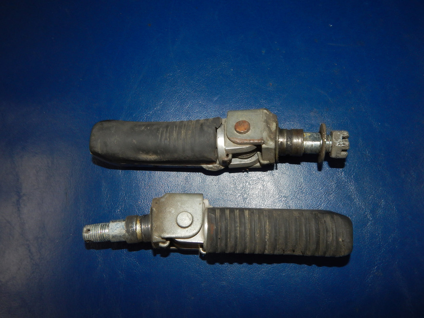 1993 SUZUKI BANDIT GSF 400 LEFT RIGHT FOOT REST PEG STAY VINTAGE JAPAN - MotoRaider