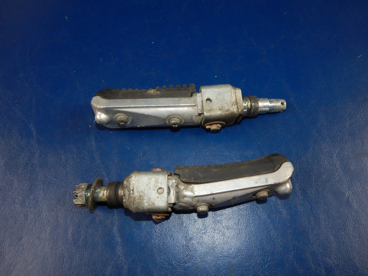 1993 SUZUKI BANDIT GSF 400 LEFT RIGHT FOOT REST PEG STAY VINTAGE JAPAN - MotoRaider
