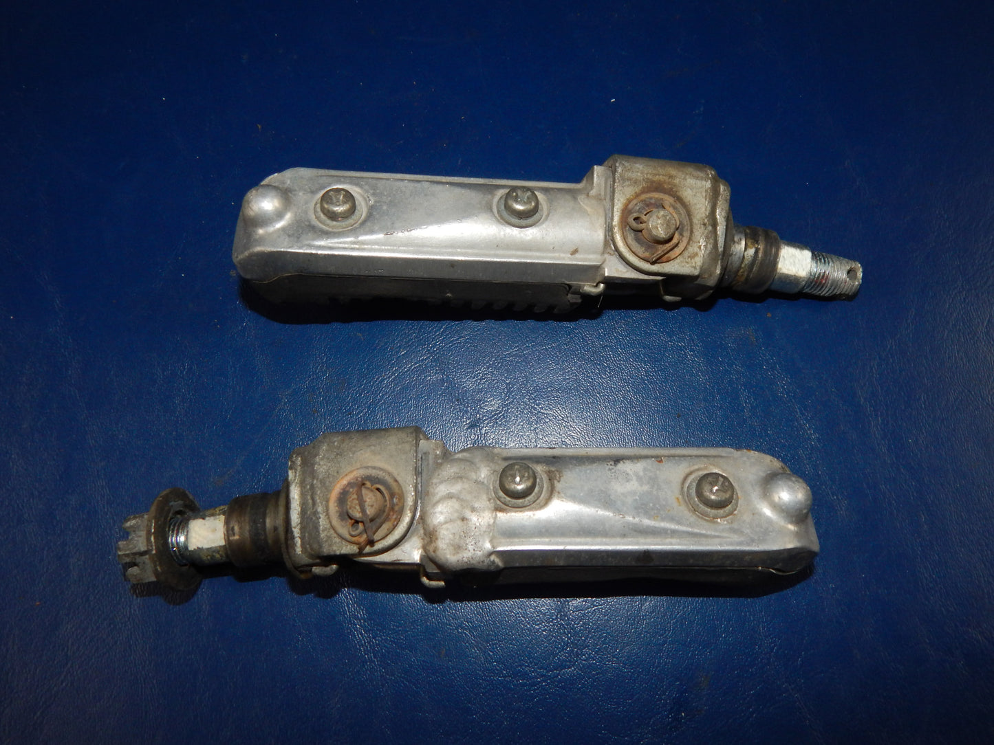 1993 SUZUKI BANDIT GSF 400 LEFT RIGHT FOOT REST PEG STAY VINTAGE JAPAN - MotoRaider