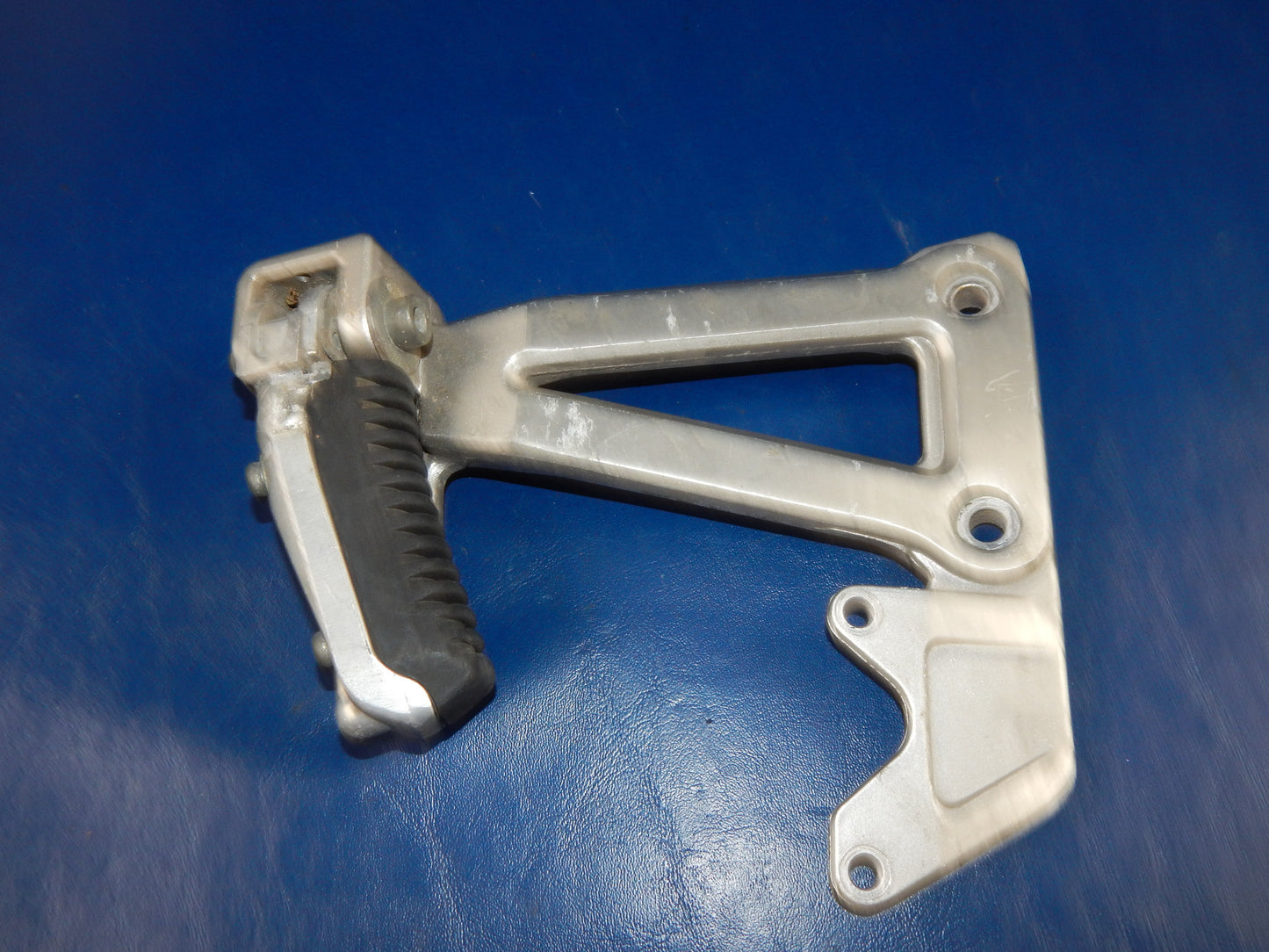 1993 SUZUKI BANDIT GSF 400 LEFT PASSENGER FOOT REST PEG STAY+BRACKET MOUNT PLATE - MotoRaider