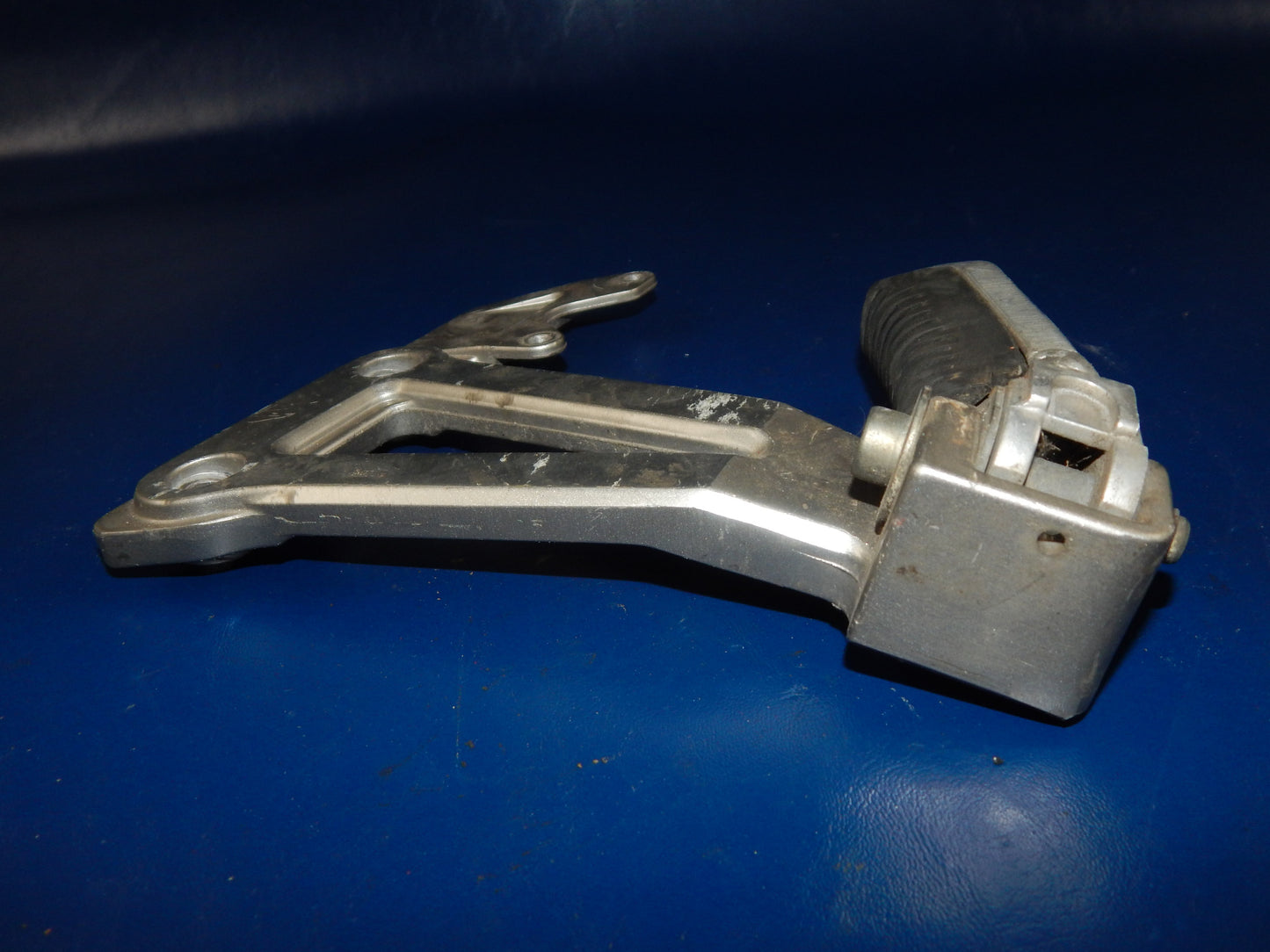 1993 SUZUKI BANDIT GSF 400 LEFT PASSENGER FOOT REST PEG STAY+BRACKET MOUNT PLATE - MotoRaider