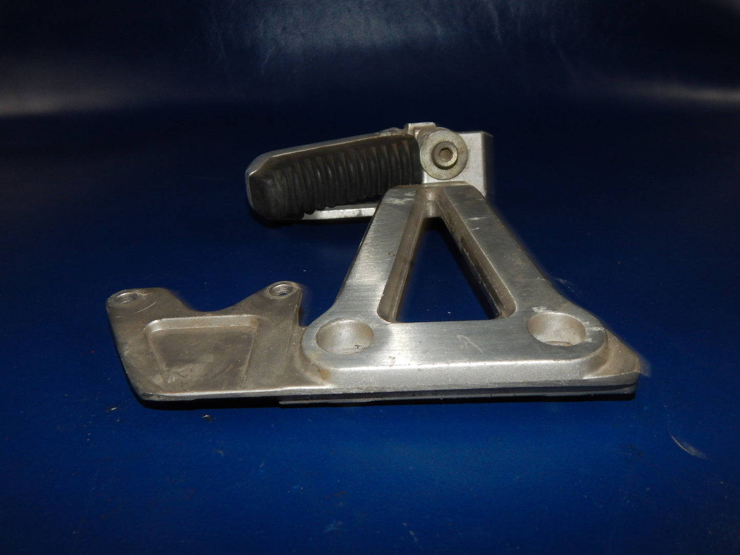 1993 SUZUKI BANDIT GSF 400 LEFT PASSENGER FOOT REST PEG STAY+BRACKET MOUNT PLATE - MotoRaider
