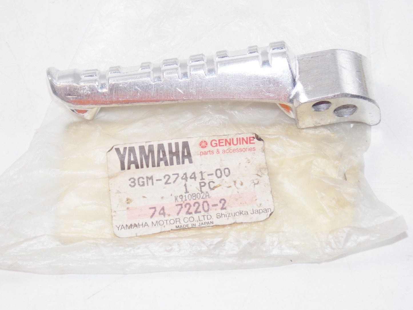 NOS YAMAHA 1989-1995 REAR FOOTREST 2 FZR1000 3GM-27441 - MotoRaider