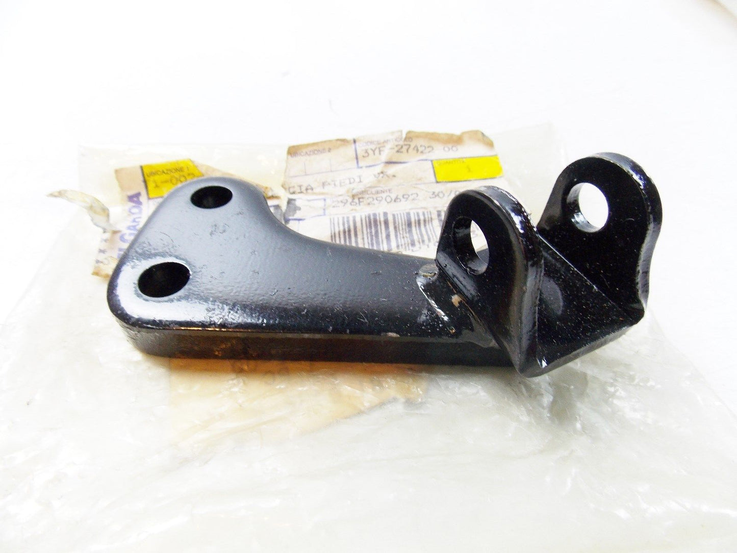 NOS OEM YAMAHA 1991-1998 FOOTREST 2 BRACKET 33 TZ660 3YF-27422-00 - MotoRaider