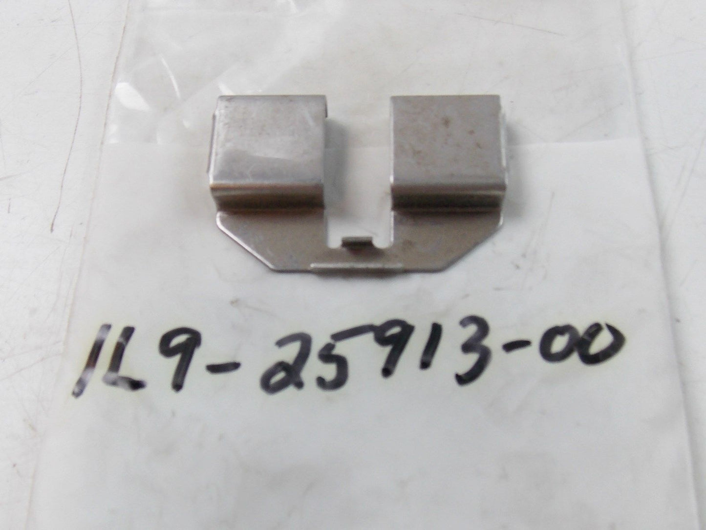 NOS YAMAHA 1982 RETAINER (TWO) XJ650 1L9-25913-00 - MotoRaider