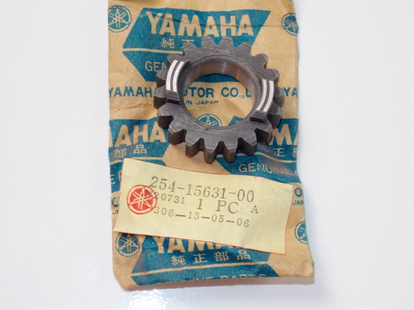 NOS OEM YAMAHA 68-75 YG5T/S L5T/A G6S/B JT2 MX100B GEAR KICK PINION 254-15631-00 - MotoRaider