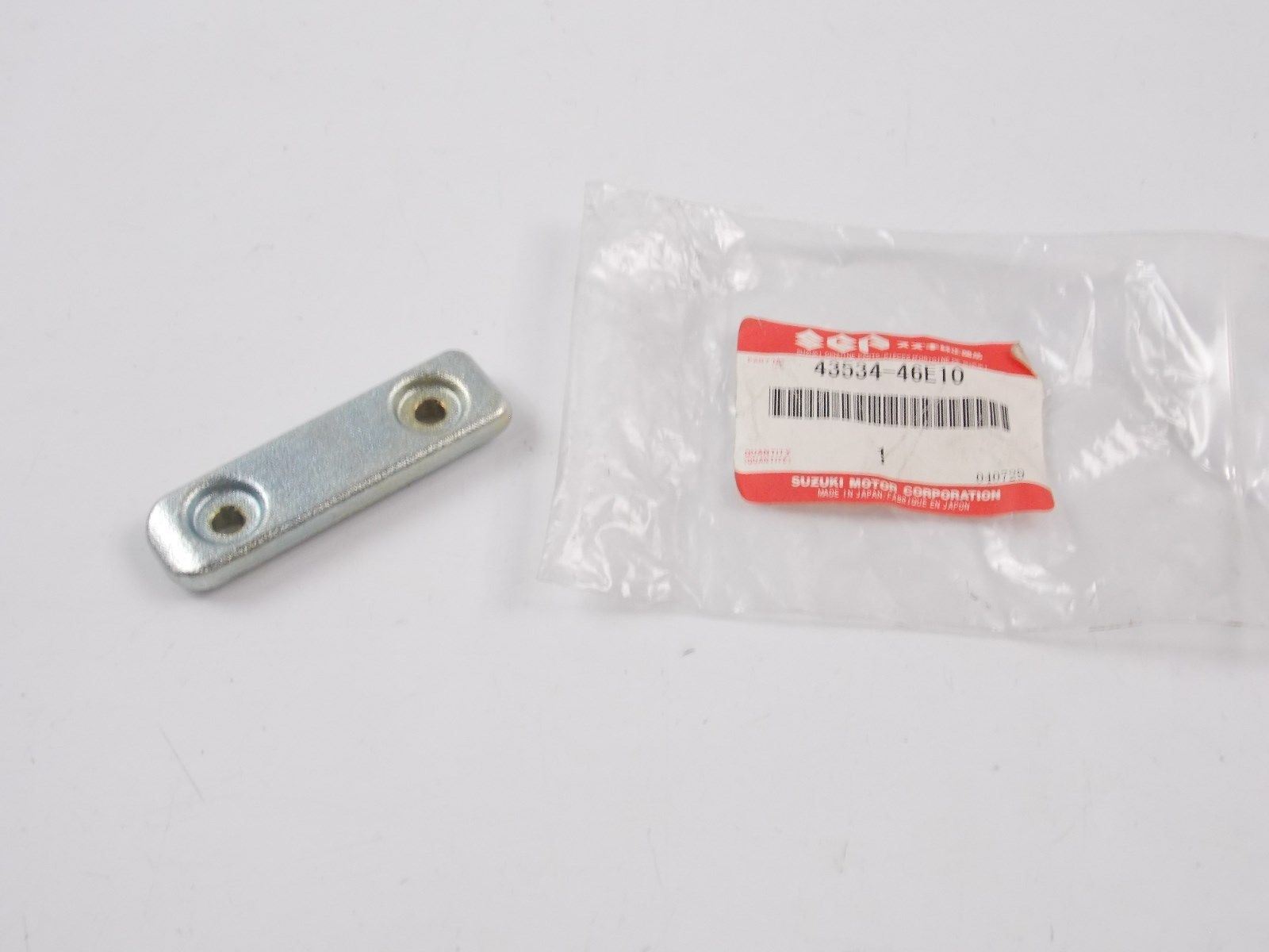 NOS OEM 2001-2005 SUZUKI FOOTREST UPPER BALANCE GSF1200    43534-46E10 - MotoRaider