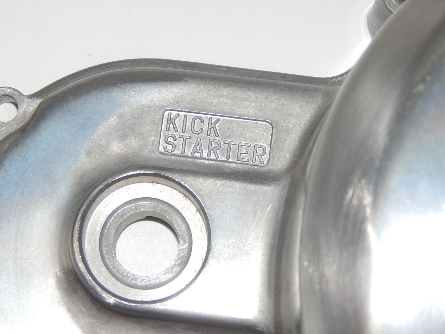 OEM 1970's SUZUKI GT380 GT550 ENGINE MOTOR CRANKCASE RIGHT COVER "3SZZ153" - MotoRaider