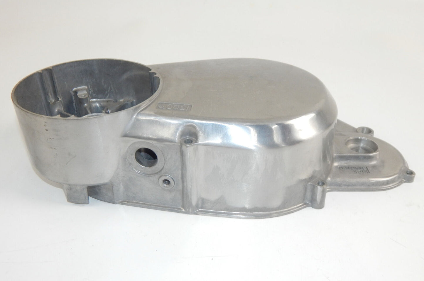 OEM 1970's SUZUKI GT380 GT550 ENGINE MOTOR CRANKCASE RIGHT COVER "3SZZ153" - MotoRaider