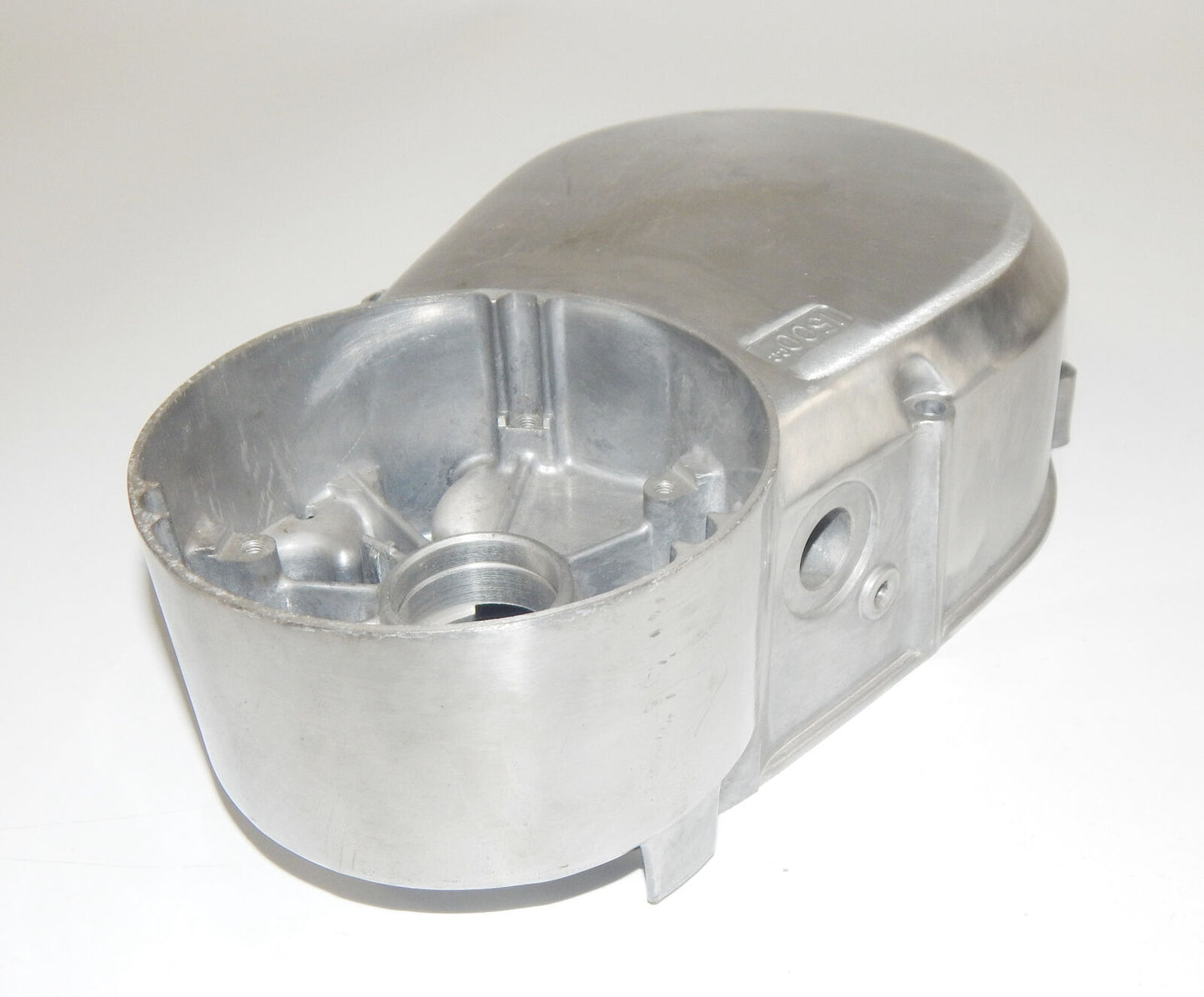 OEM 1970's SUZUKI GT380 GT550 ENGINE MOTOR CRANKCASE RIGHT COVER "3SZZ153" - MotoRaider