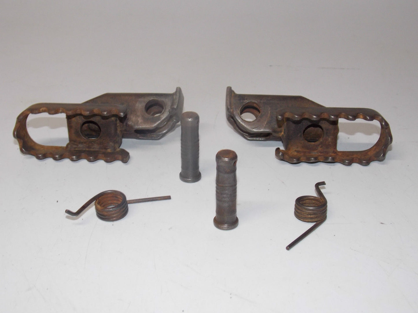 1979 SUZUKI RM250N LEFT RIGHT FOOTPEGS FOOTRESTS SPRINGS RM 250 VINTAGE AHRMA - MotoRaider