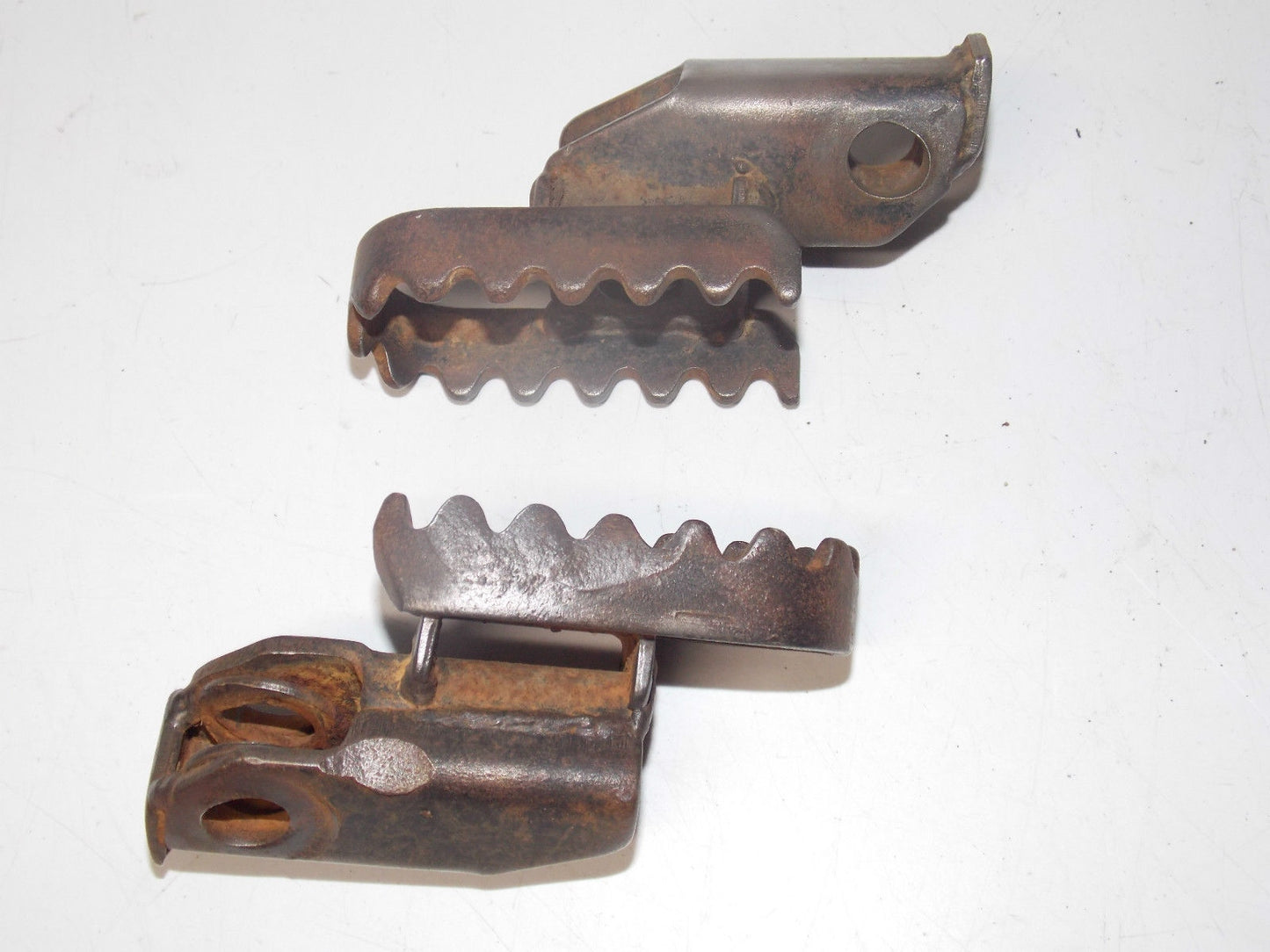 1979 SUZUKI RM250N LEFT RIGHT FOOTPEGS FOOTRESTS SPRINGS RM 250 VINTAGE AHRMA - MotoRaider