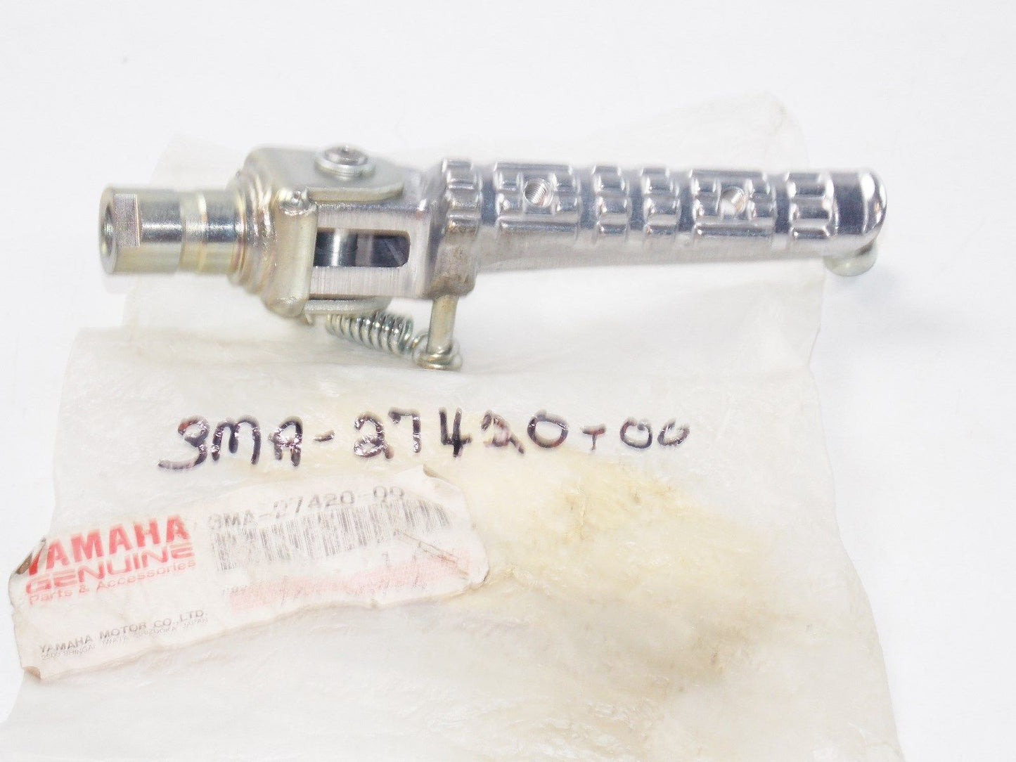 NOS YAMAHA 1992 1994 RIGHT FRONT FOOTREST ASSY. TZR125 250 3MA-27420 - MotoRaider