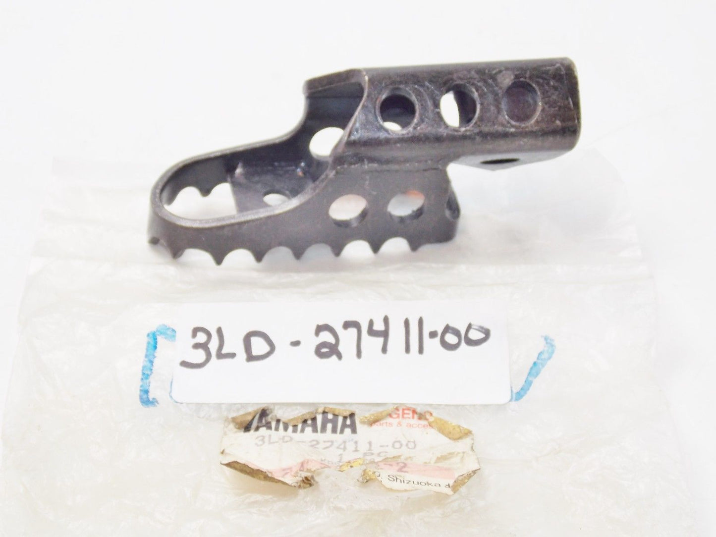 NOS YAMAHA 1996 1997 2000-2013 FOOTREST 1 XT250 TTR90 VZ80 3LD-27411 - MotoRaider