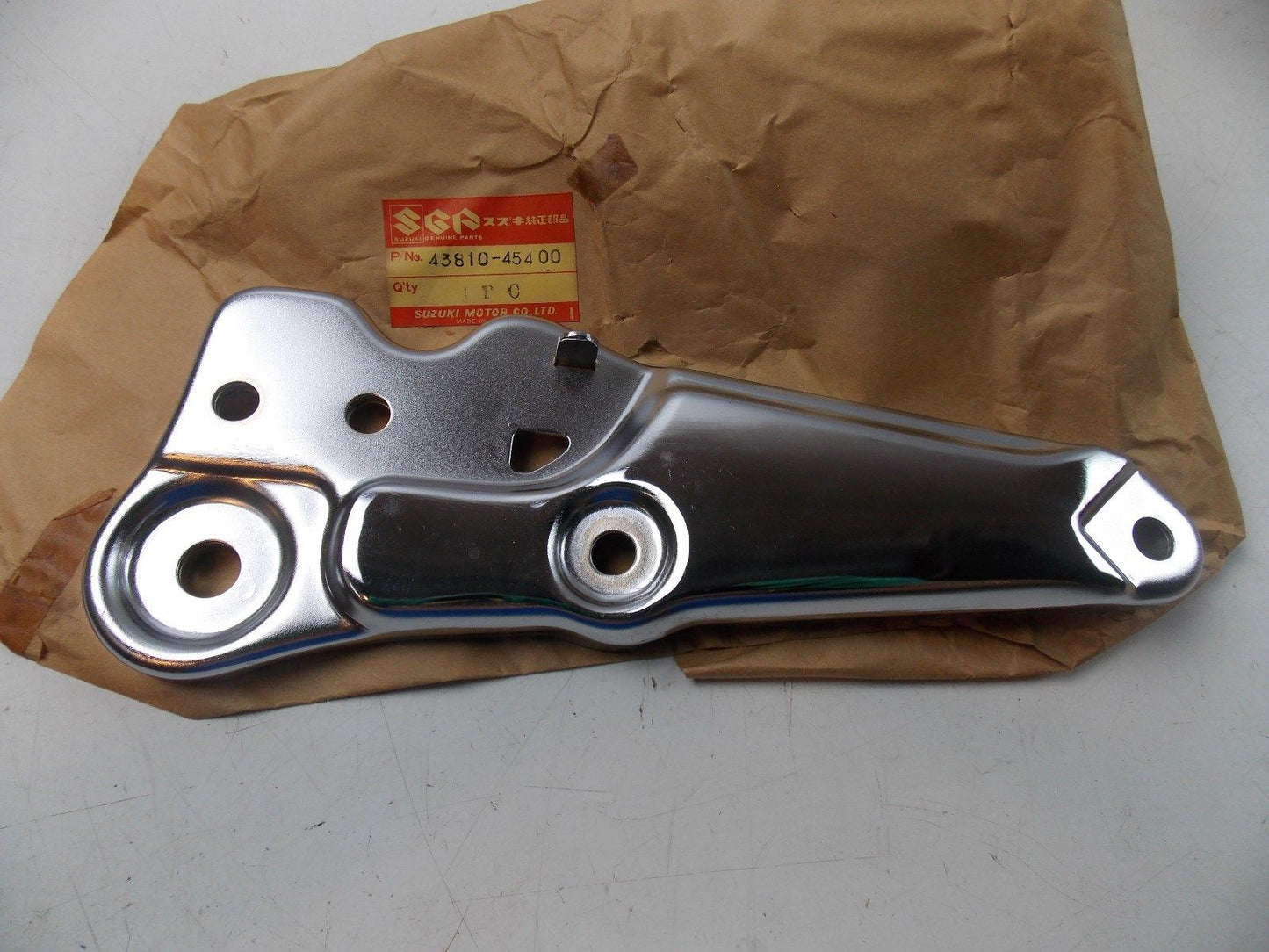 NOS SUZUKI 1980 1981 FOOTREST MUFFLER BRACKET RH GS750 43810-45400 - MotoRaider