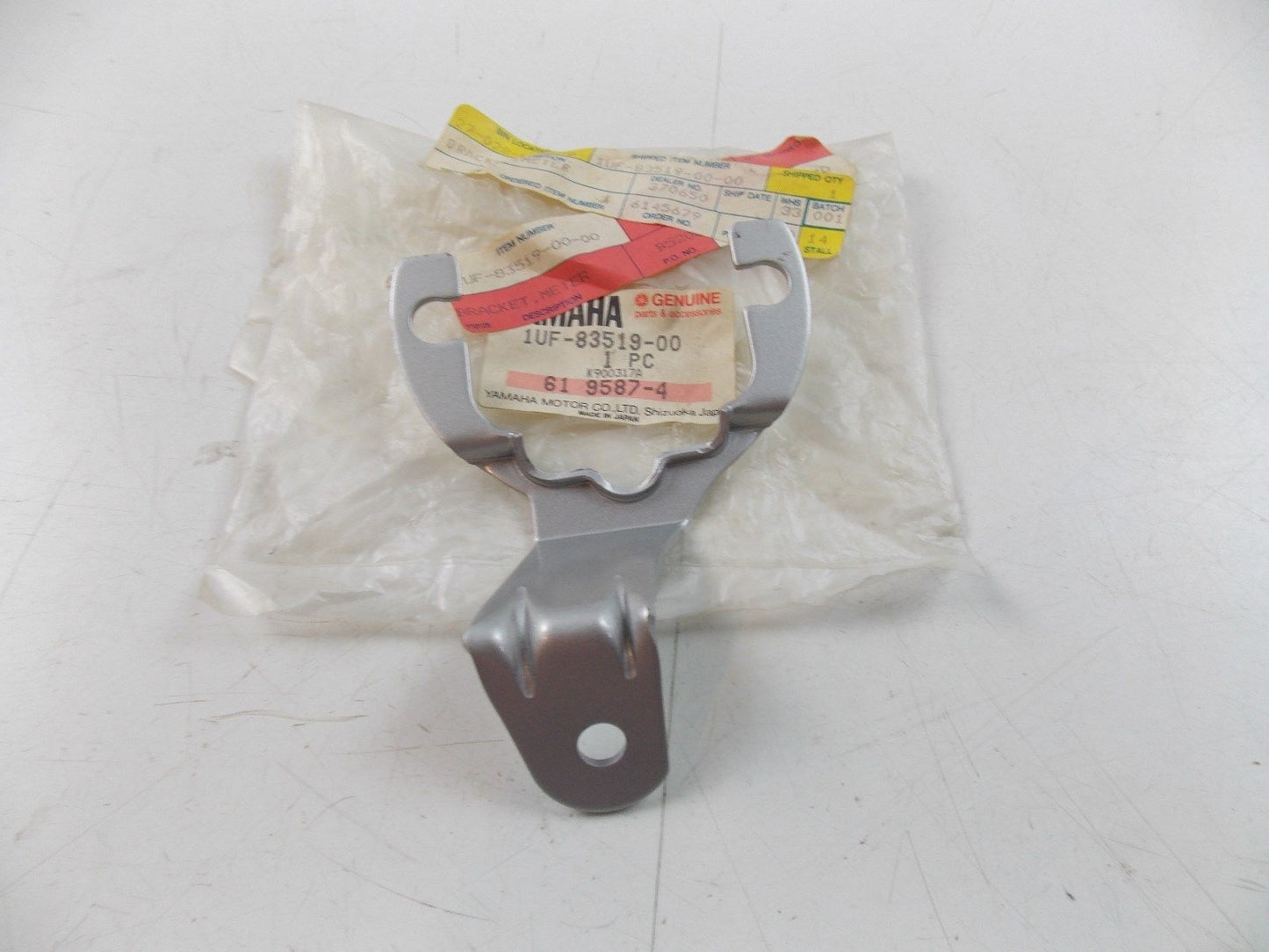 NOS YAMAHA 1986 1987 METER BRACKET FZX700 1UF-83519-00 - MotoRaider