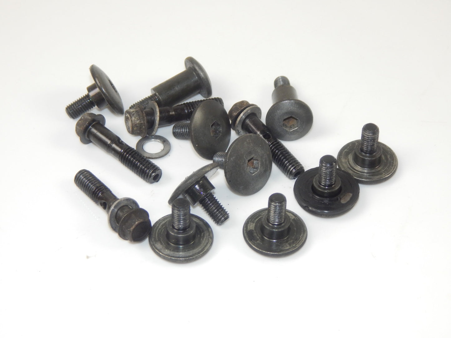 1986 SUZUKI GSXR 750 MOTOR ENGINE CYLINDER HEAD VALVE COVER BOLTS VINTAGE - MotoRaider