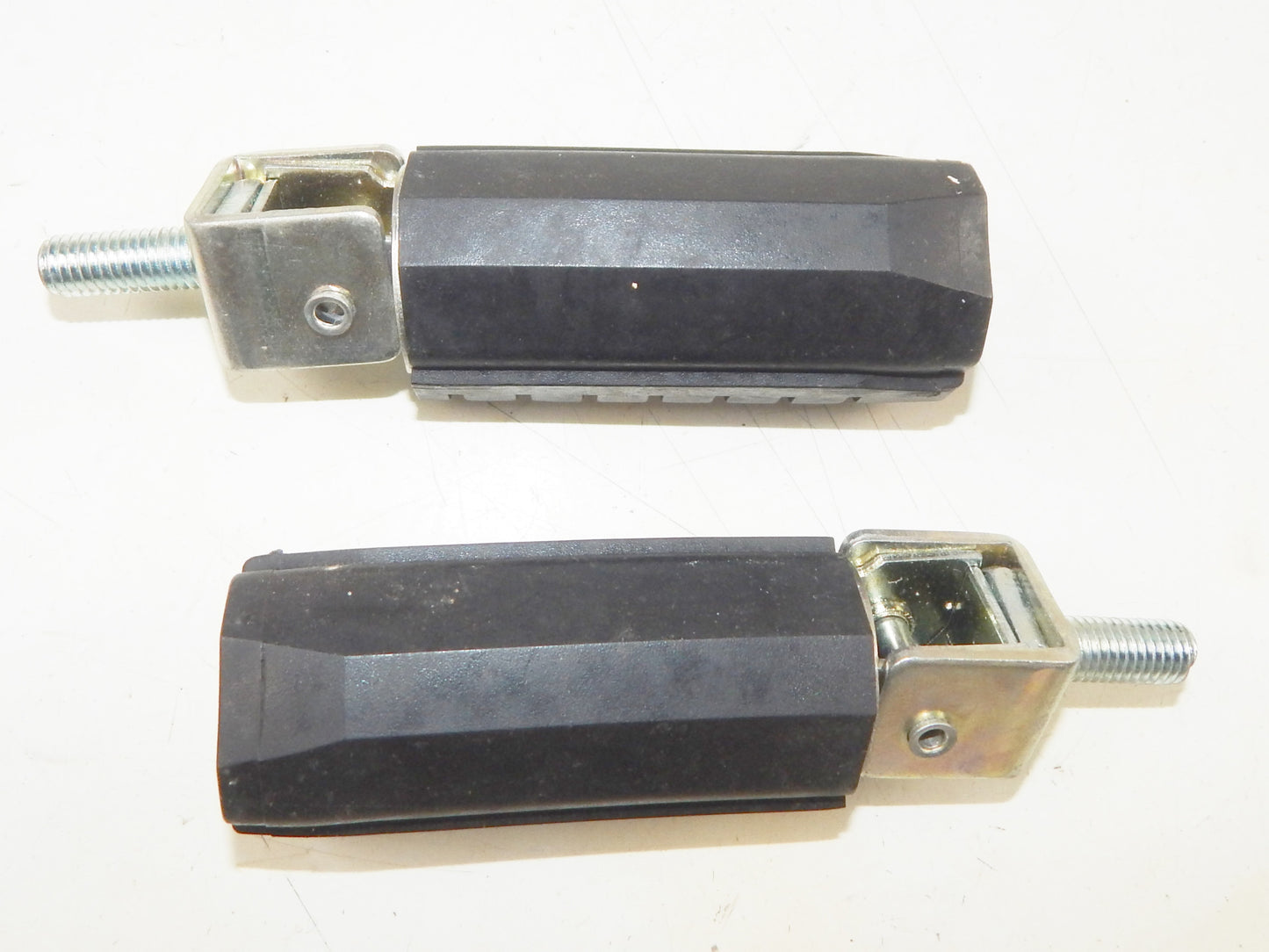 APRILIA 1991-94 PEGASO 125 1990-91 600 PASSENGER REAR FOOT PEG STAY REST 8101921 - MotoRaider