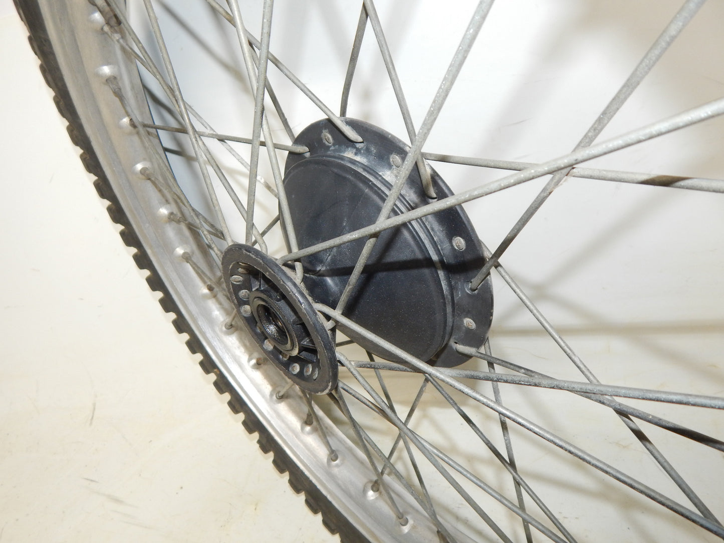 1981 BETA TRIAL 125 FRONT WHEEL 21" HUB AKRONT RIM SPOKES VINTAGE ITALY - MotoRaider