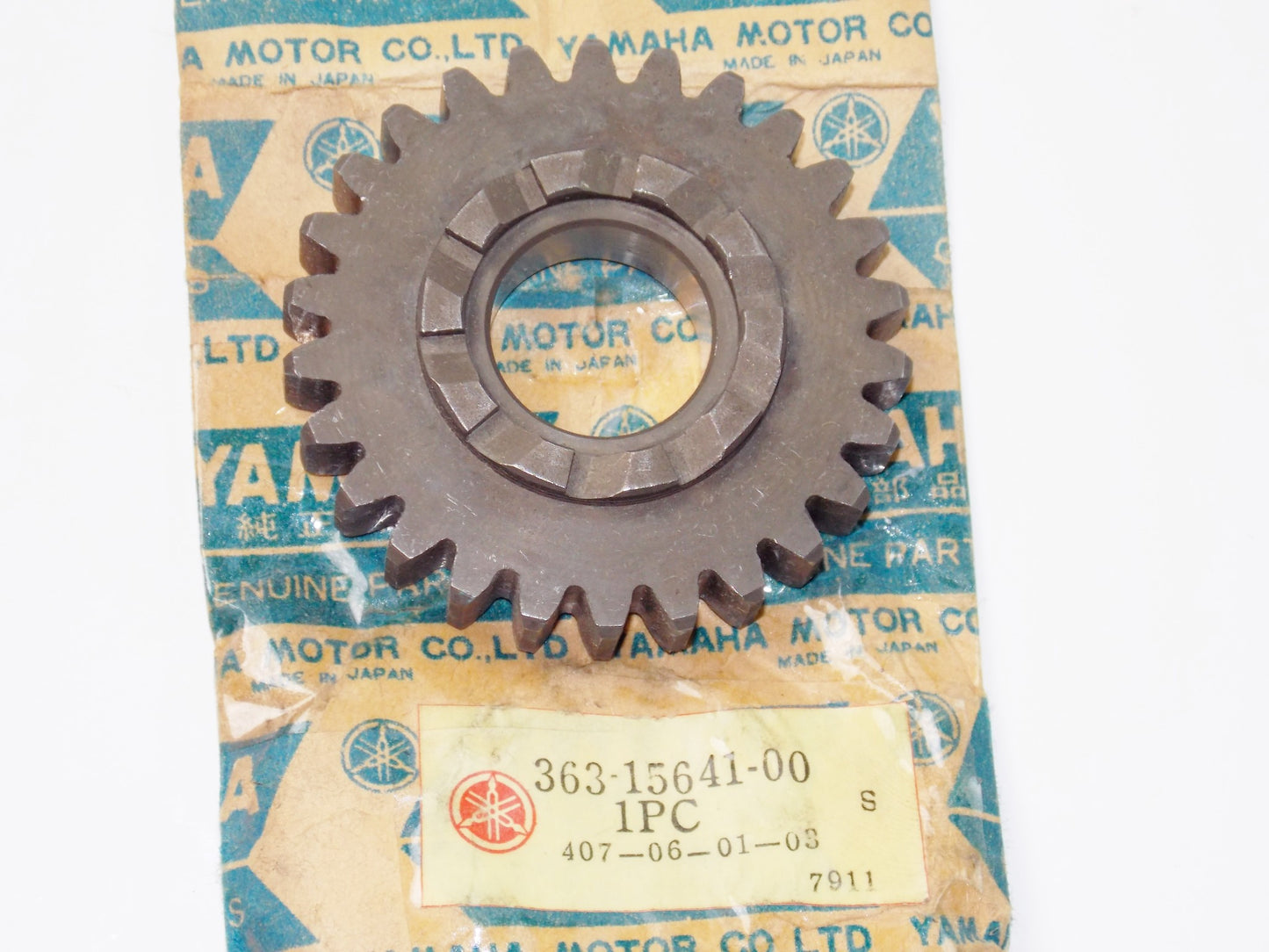 NOS OEM YAMAHA 73-78 SC500/A DT250A/B/C DT400B/C GEAR KICK (26T) # 363-15641-00 - MotoRaider