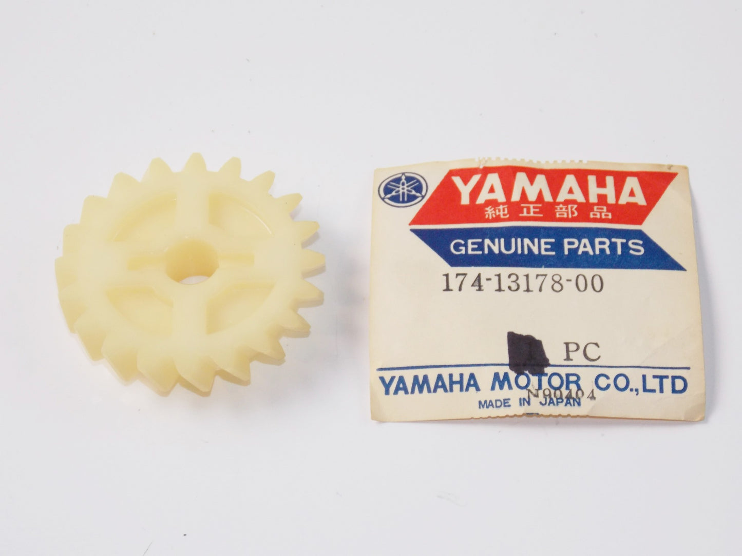 NOS OEM YAMAHA 68-75 YCS1/C CS3B/C CS5 RD200A/B GEAR PUMP DRIVE # 174-13178-00 - MotoRaider