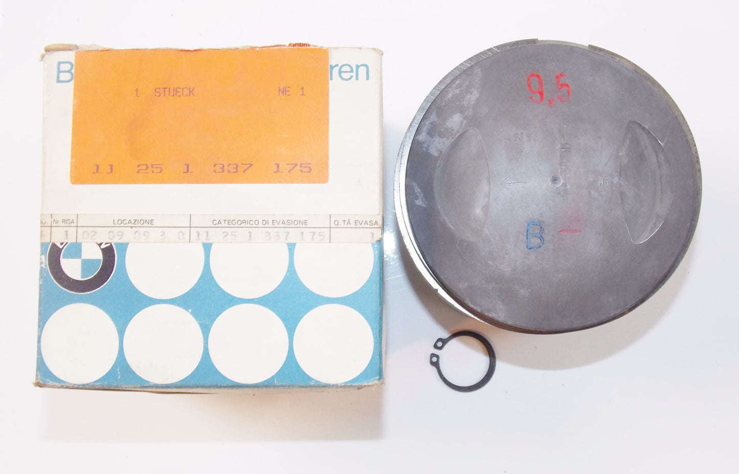 NOS OEM BMW 1976-1985 R100RS/7T/RS/RT/S/T PISTON + RINGS 93.97 E=9.5 11251337175 - MotoRaider