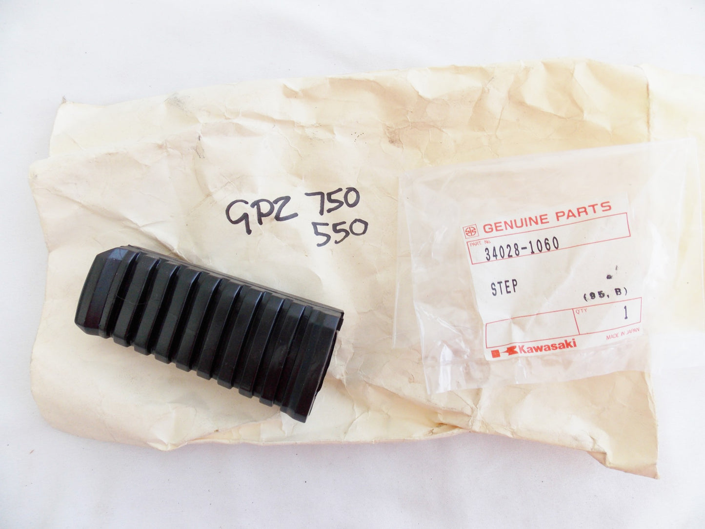 NOS OEM KAWASAKI 1983-2006 ZL900/600/1000 EN450 REAR RUBBER STEP 34028-1060 - MotoRaider