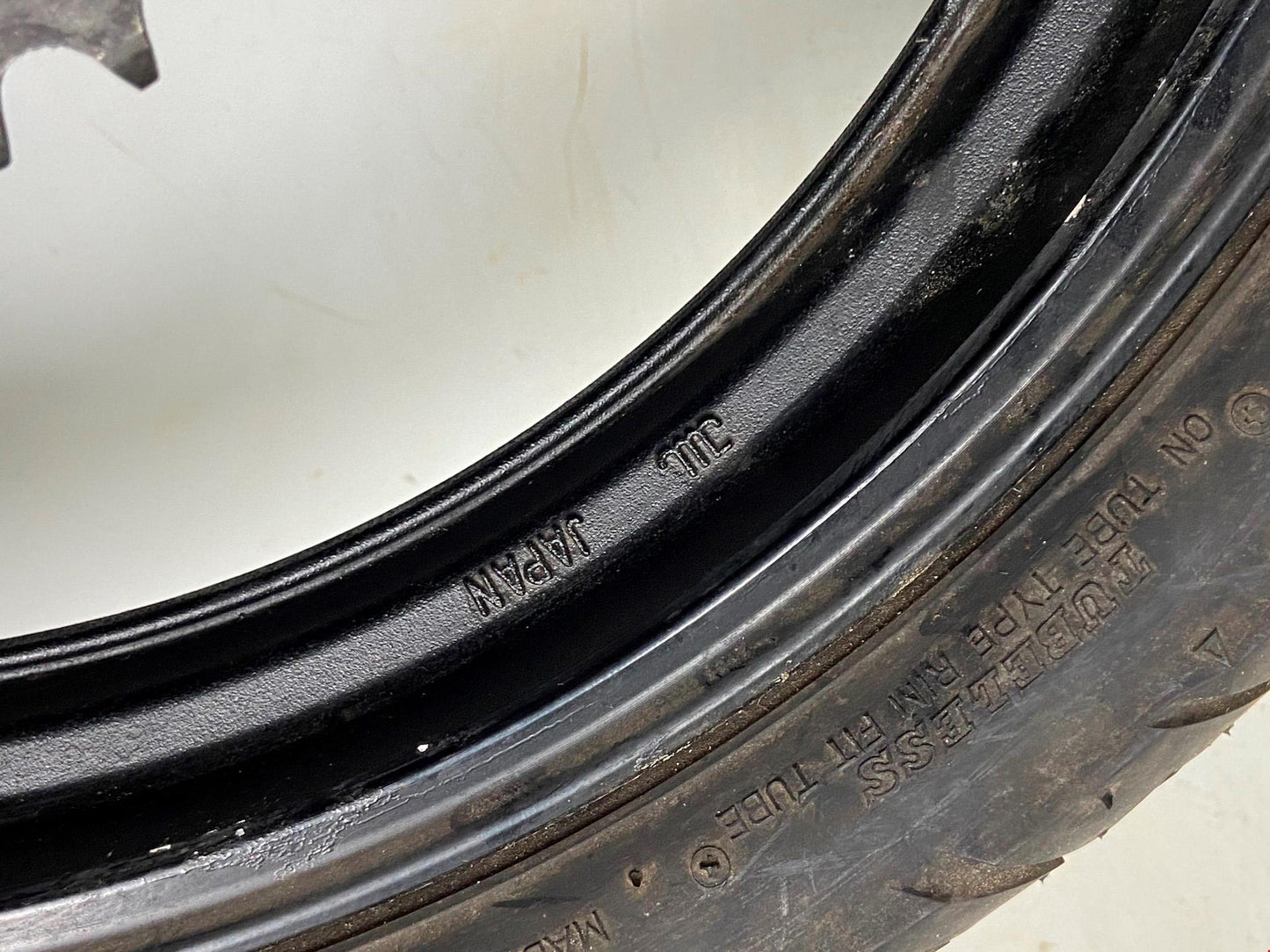 1990's YAMAHA 2.75-18 REAR WHEEL BLACK SPROCKET BRAKE DISC ROTOR TIRE VINTAGE - MotoRaider