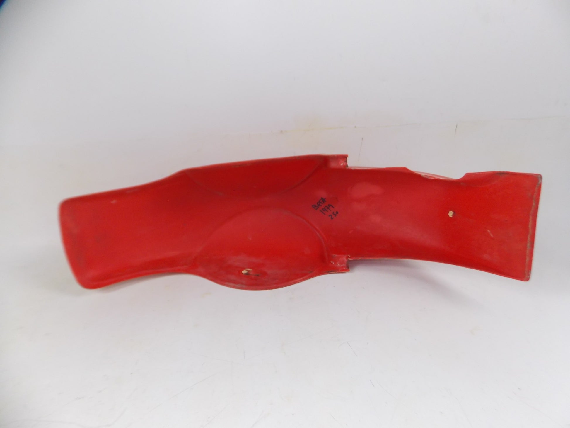 BETA VINTAGE MOTOCYCLE RED MOTOCROSS REAR FENDER 1979 250 L=30" W=91/2" - MotoRaider