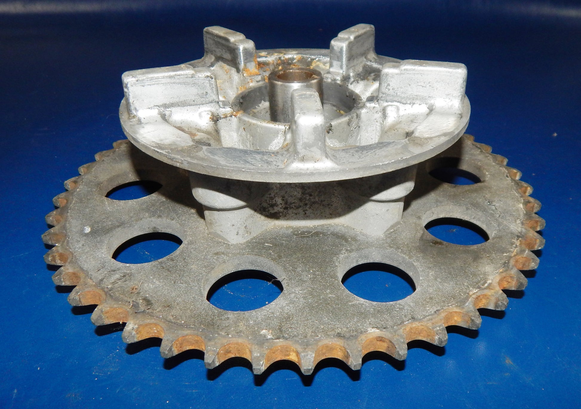 1993 SUZUKI BANDIT GSF 400 REAR WHEEL HUB CARRIER+SPROCKET 47T VINTAGE - MotoRaider