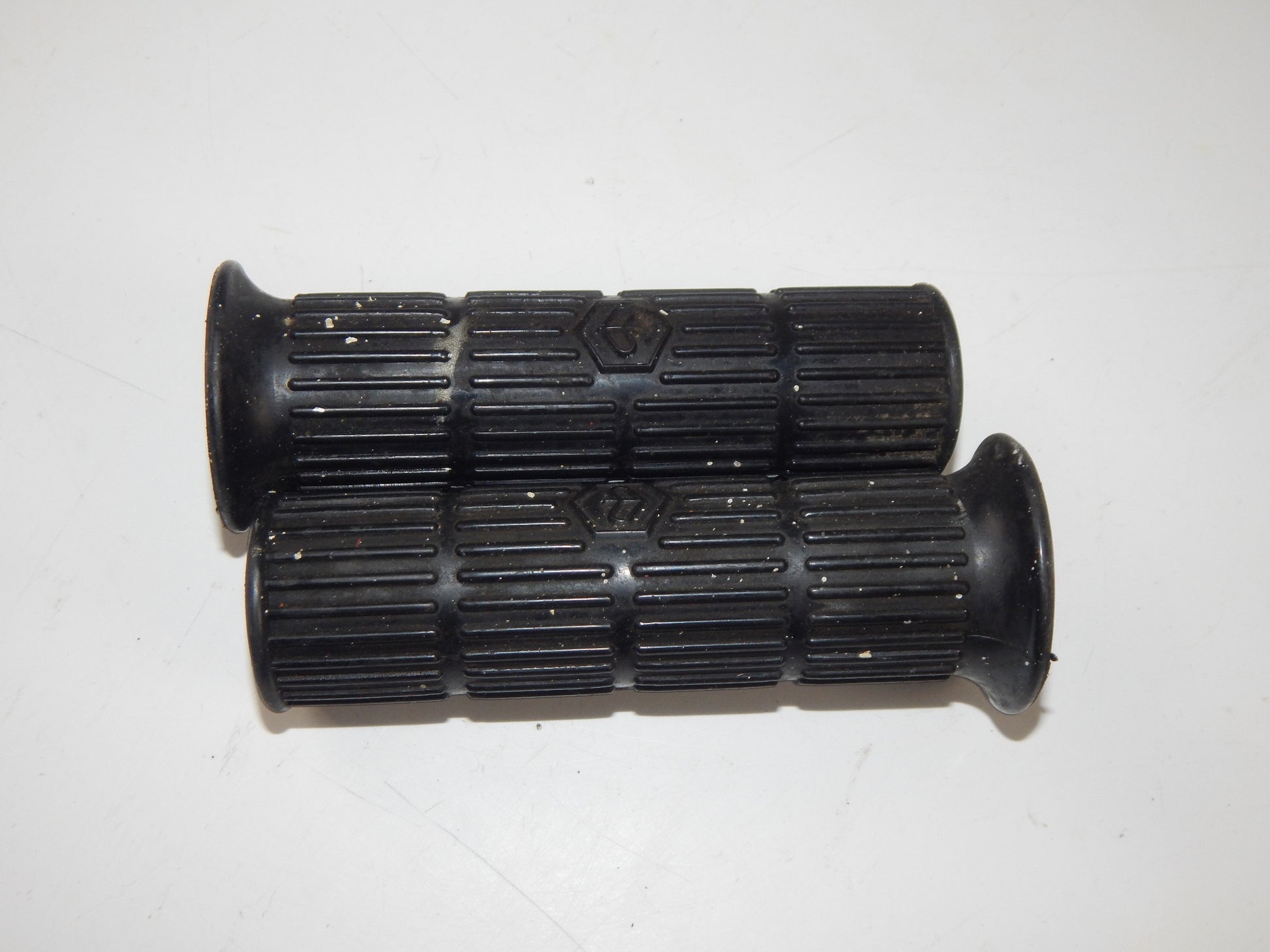 1 pr HANDLEBAR RUBBER GRIPS BLACK PIAGGIO VESPA PX PK VINTAGE ITALY - MotoRaider
