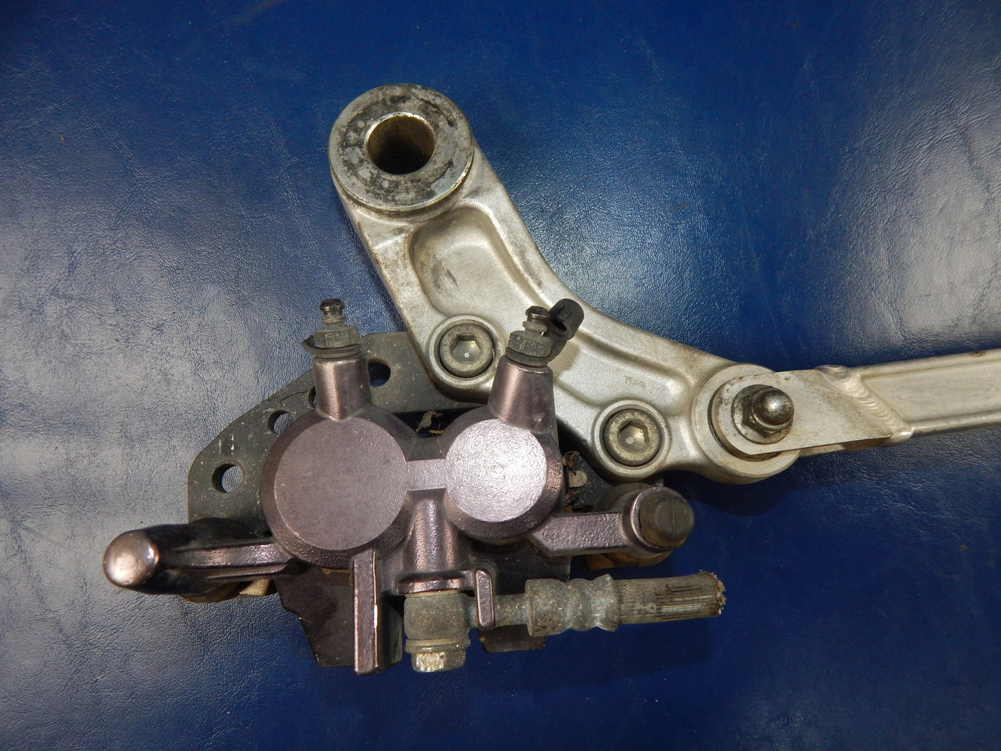 1989 KAWASAKI ZX NINJA 750 REAR WHEEL CALIPER MOUNT BRACKET TORSION BAR VINTAGE - MotoRaider