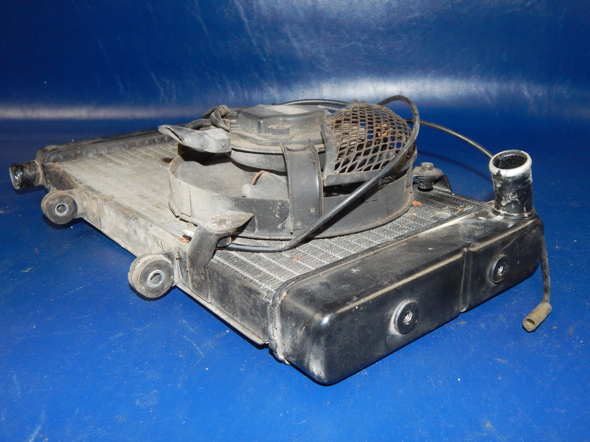 1993 SUZUKI BANDIT GSF 400 RADIATOR 17710-10D00 + FAN COOLING MOTOR - MotoRaider