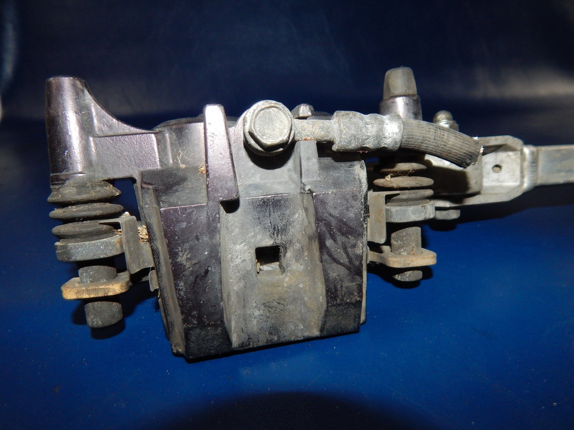 1989 KAWASAKI ZX NINJA 750 REAR WHEEL CALIPER MOUNT BRACKET TORSION BAR VINTAGE - MotoRaider