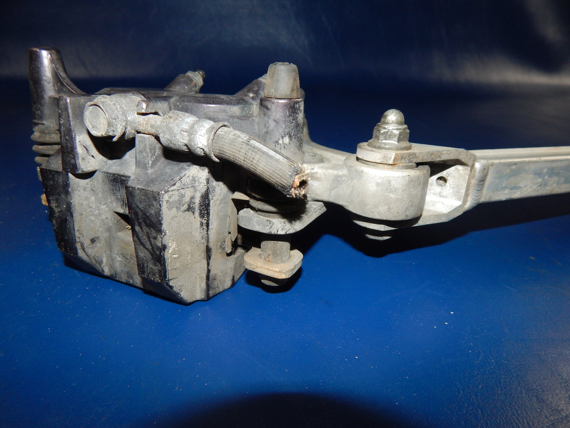 1989 KAWASAKI ZX NINJA 750 REAR WHEEL CALIPER MOUNT BRACKET TORSION BAR VINTAGE - MotoRaider