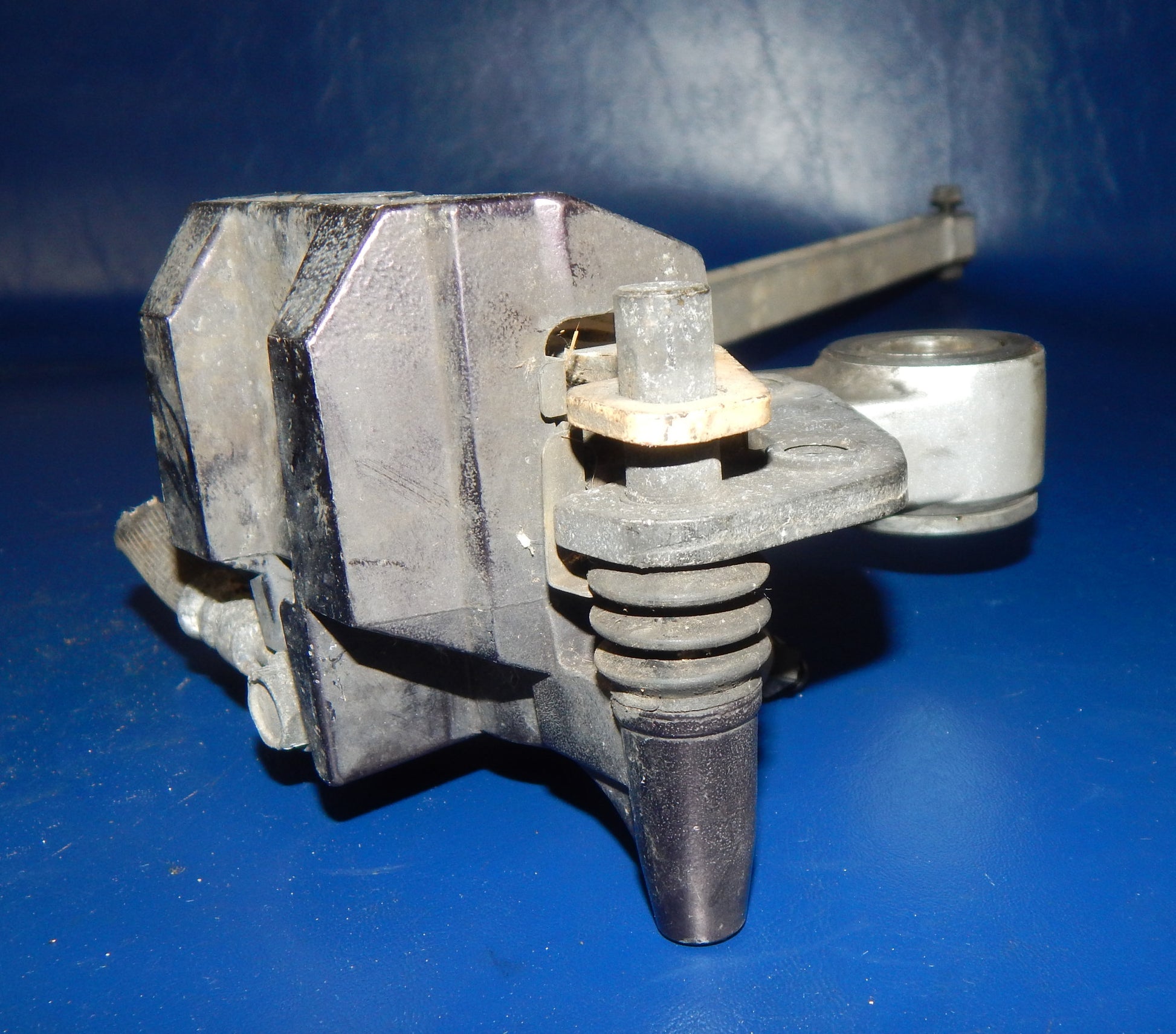 1989 KAWASAKI ZX NINJA 750 REAR WHEEL CALIPER MOUNT BRACKET TORSION BAR VINTAGE - MotoRaider