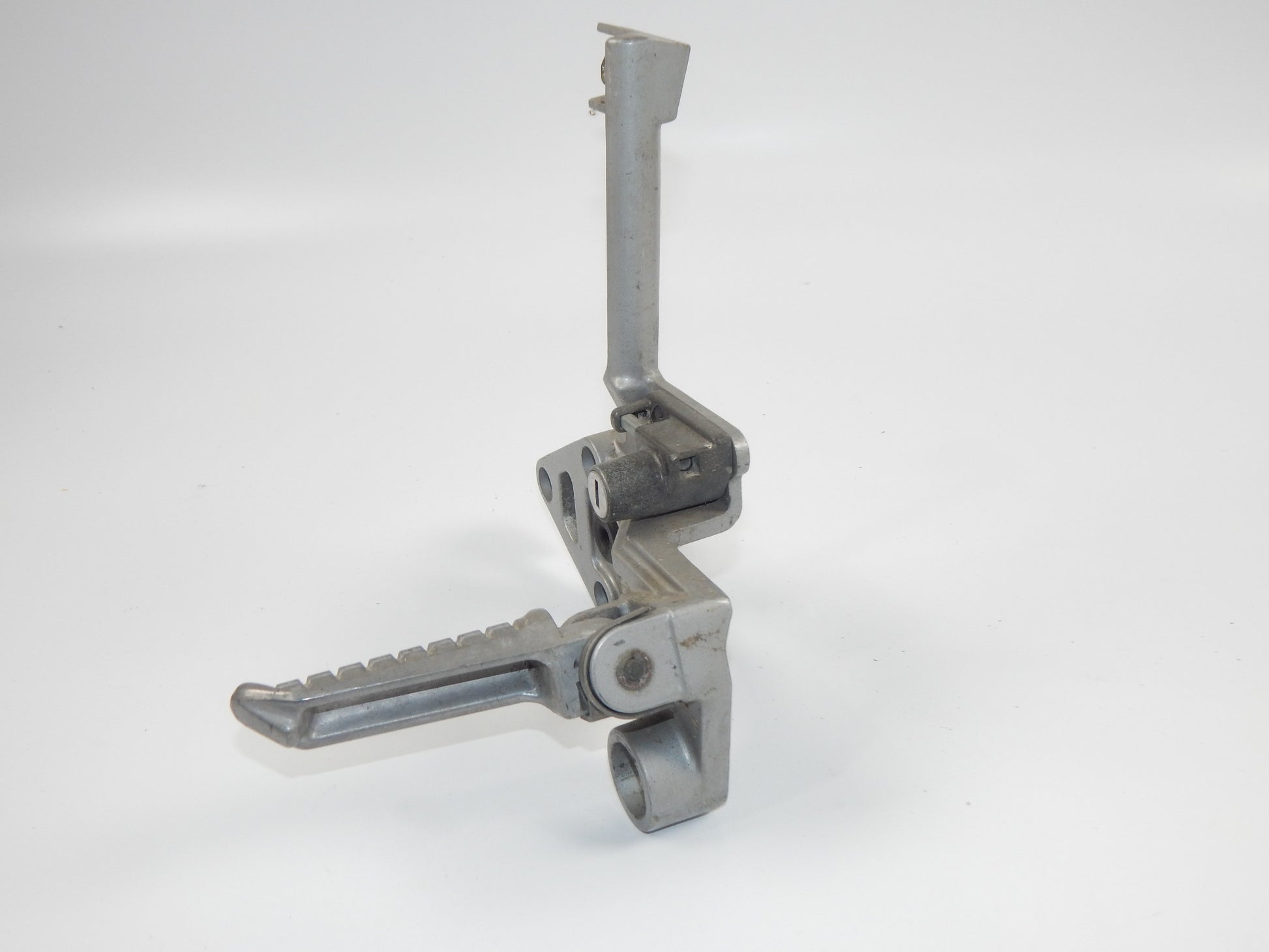 1986 KAWASAKI GPX 750-R REAR LEFT PASSENGER FOOT PEG STAY STAND BRACKET VINTAGE - MotoRaider