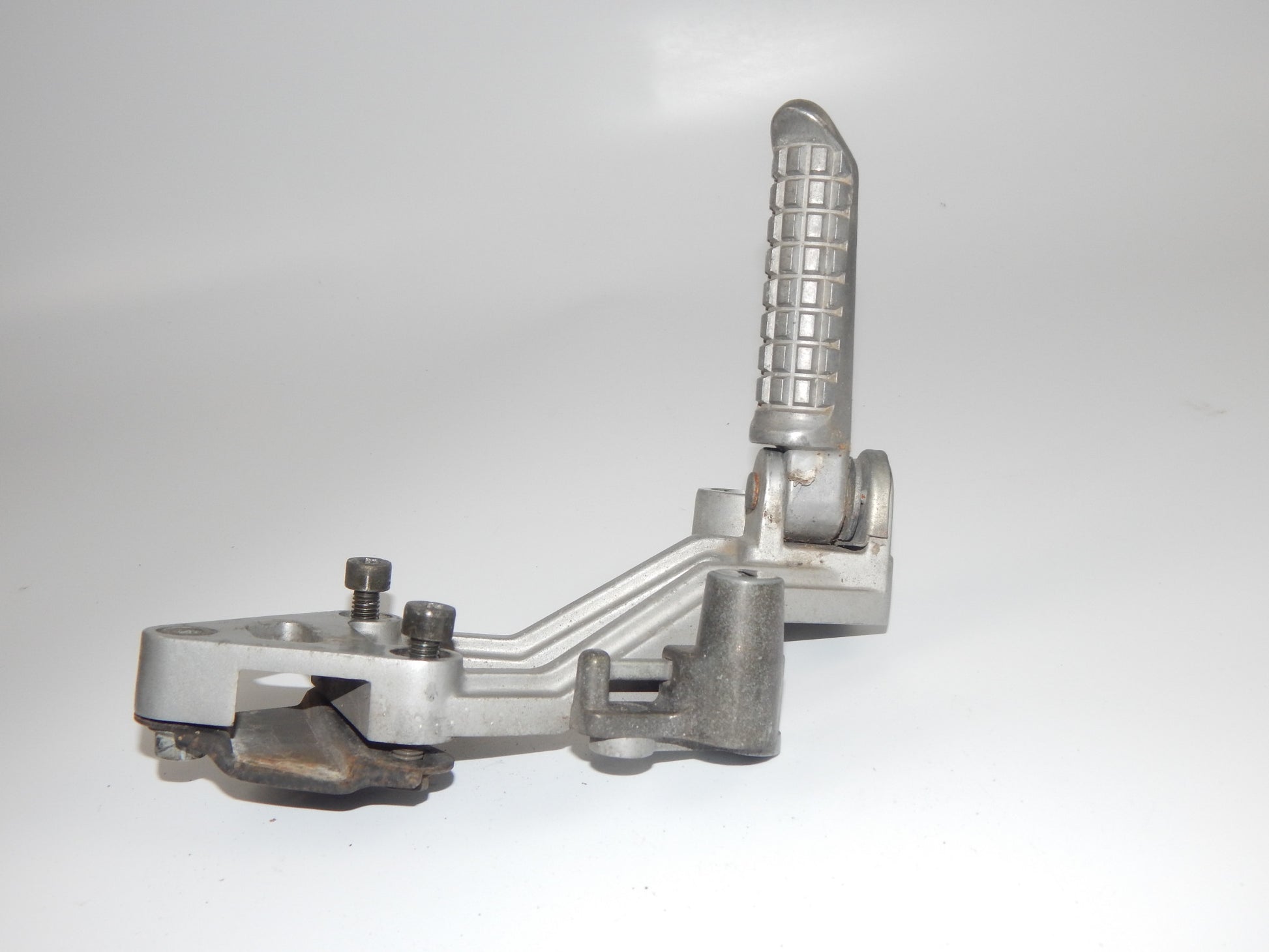 1986 KAWASAKI GPX 750-R REAR RIGHT PASSENGER FOOT PEG STAY STAND BRACKET VINTAGE - MotoRaider