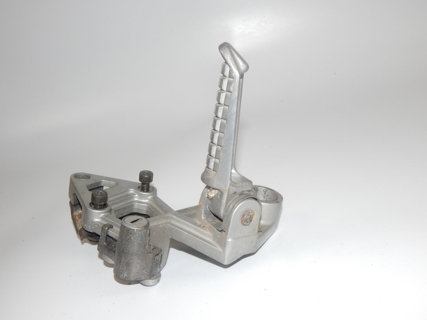 1986 KAWASAKI GPX 750-R REAR RIGHT PASSENGER FOOT PEG STAY STAND BRACKET VINTAGE - MotoRaider